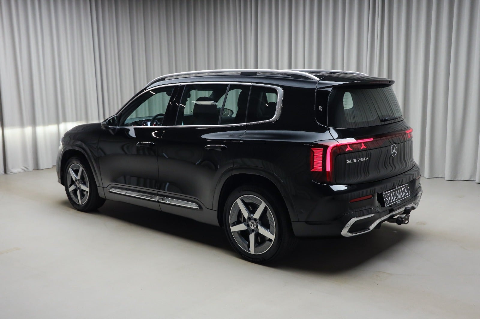 Sort Mercedes GLB250+ fra 2026