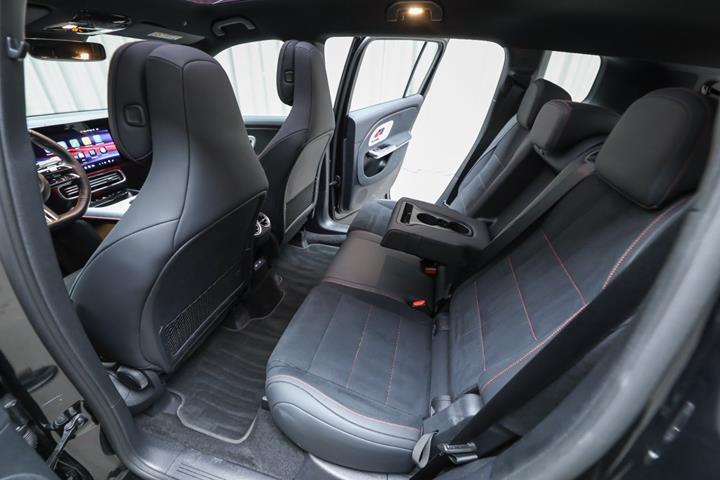 Sort Mercedes GLB250+ fra 2026