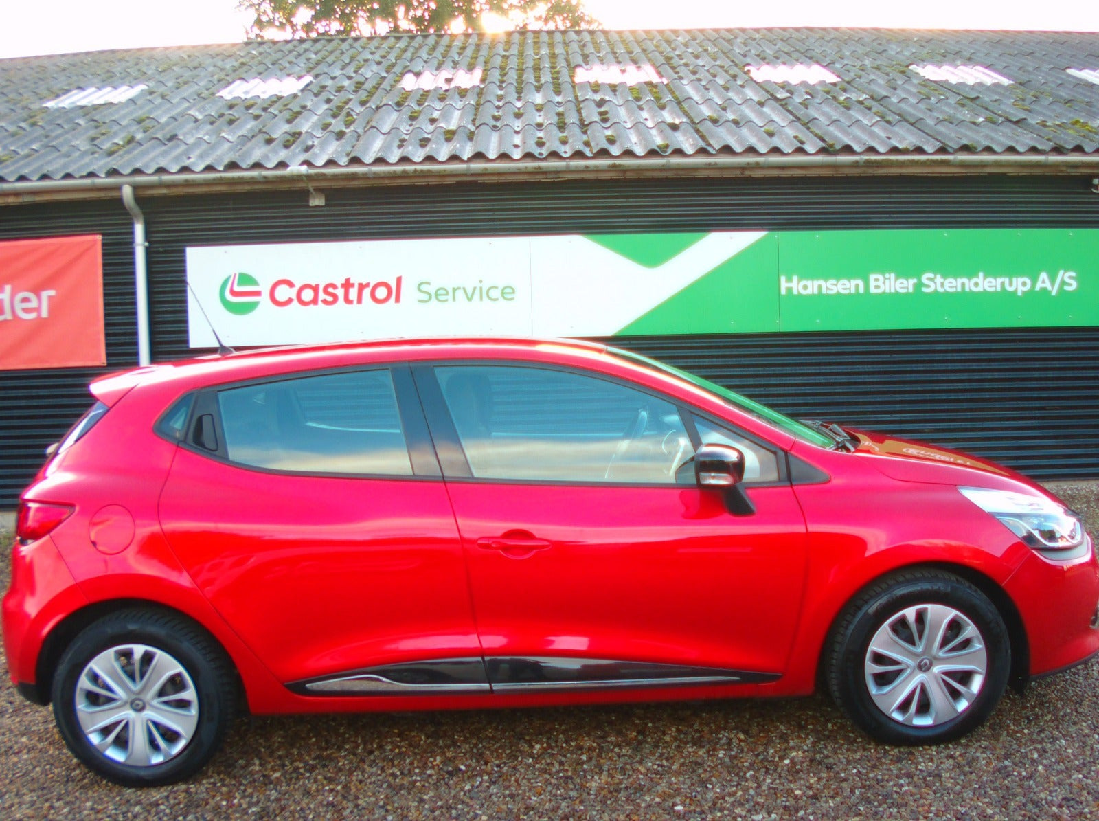 Rød Renault Clio IV fra 2016