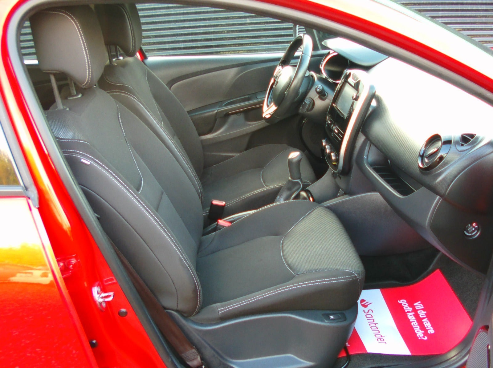 Rød Renault Clio IV fra 2016