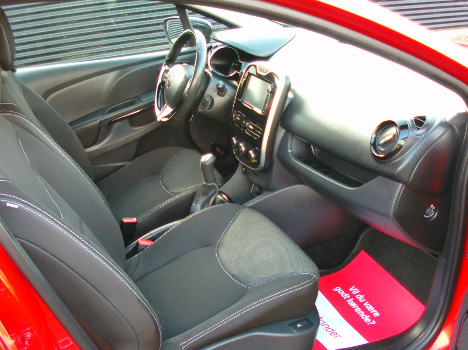 Rød Renault Clio IV fra 2016