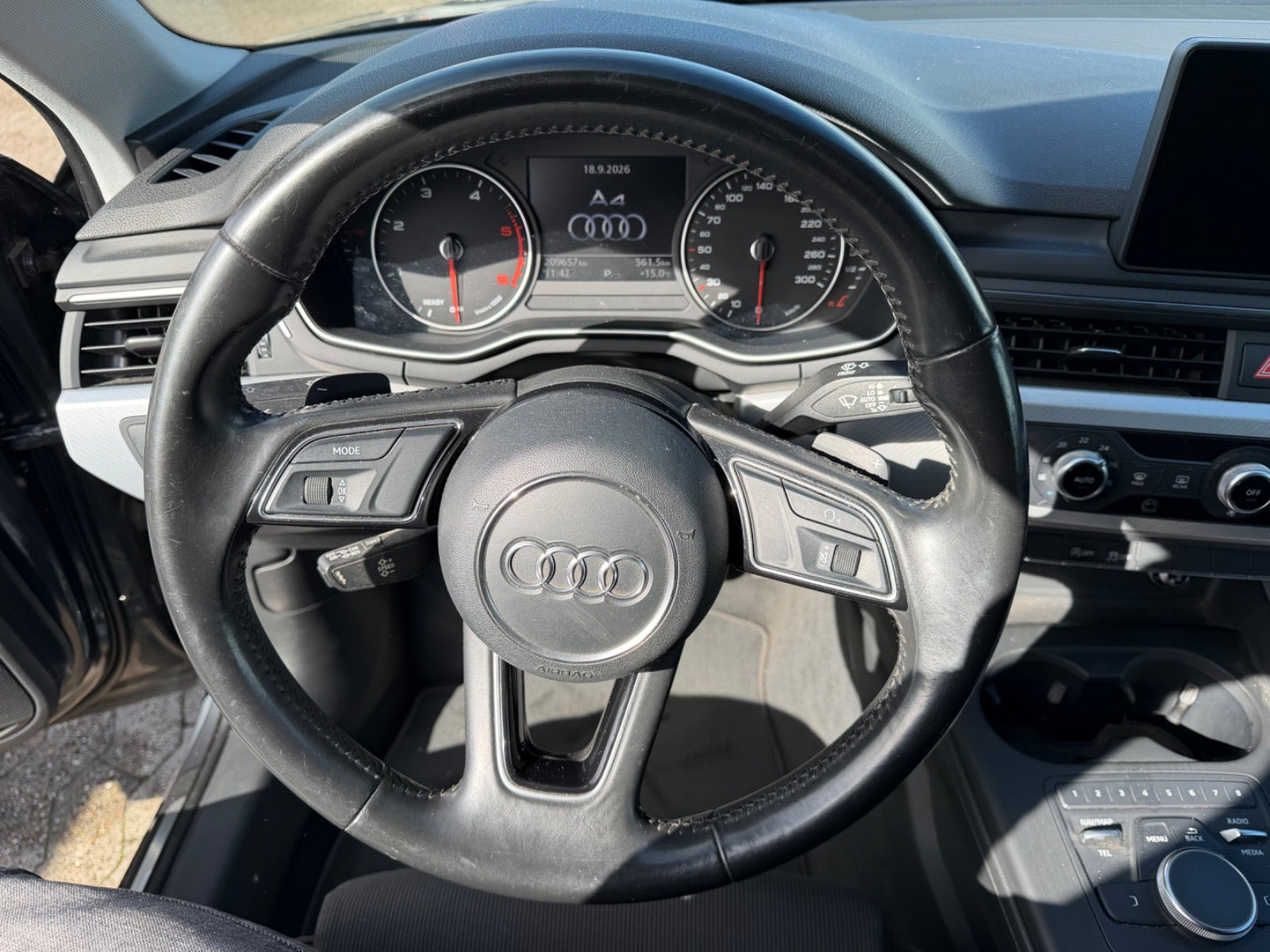 Grå Audi A4 fra 2016