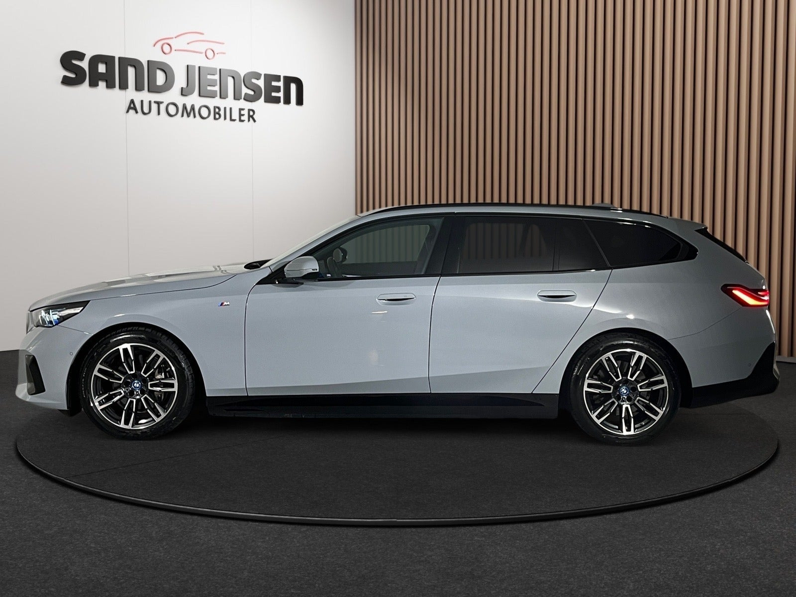 Grå BMW i5 fra 2025