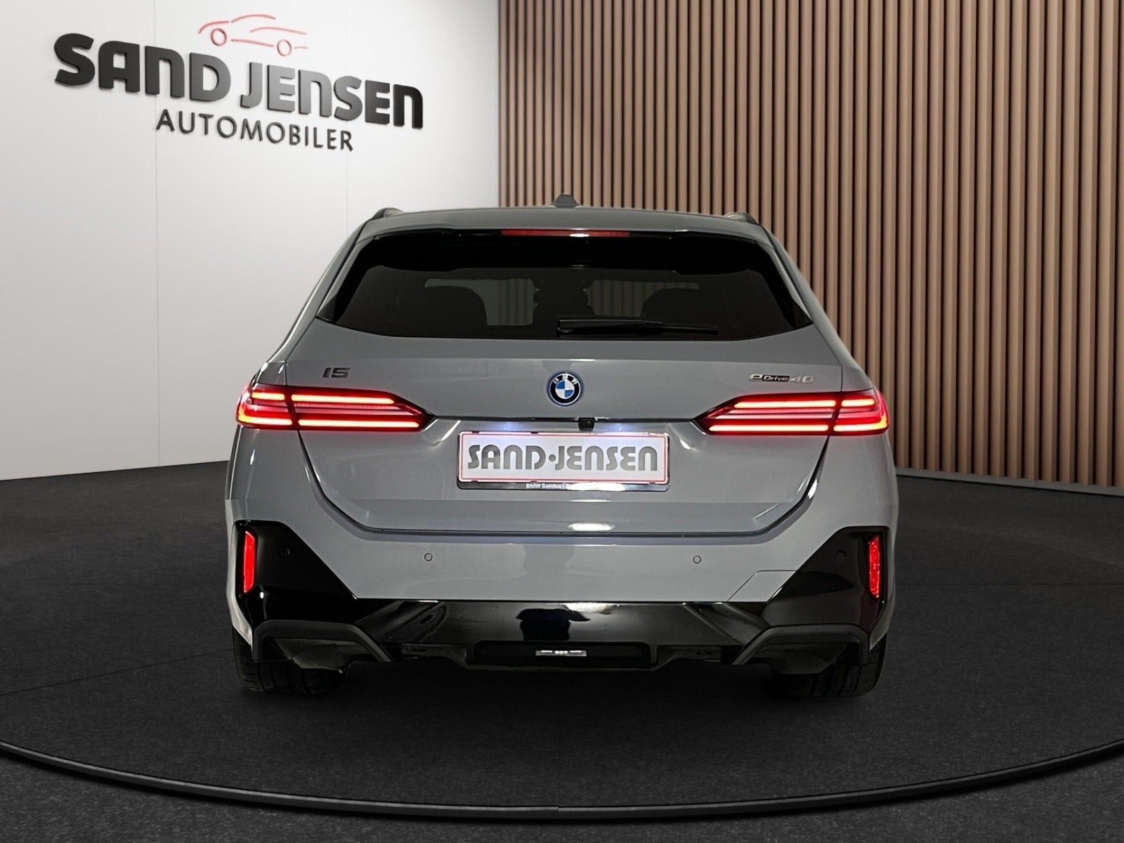 Grå BMW i5 fra 2025