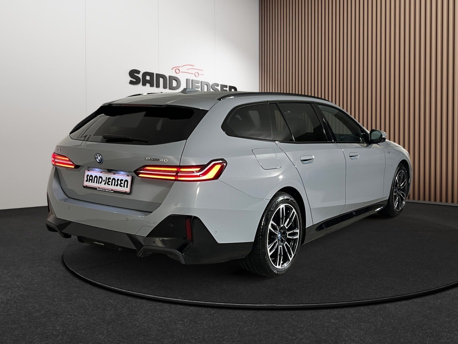 Grå BMW i5 fra 2025