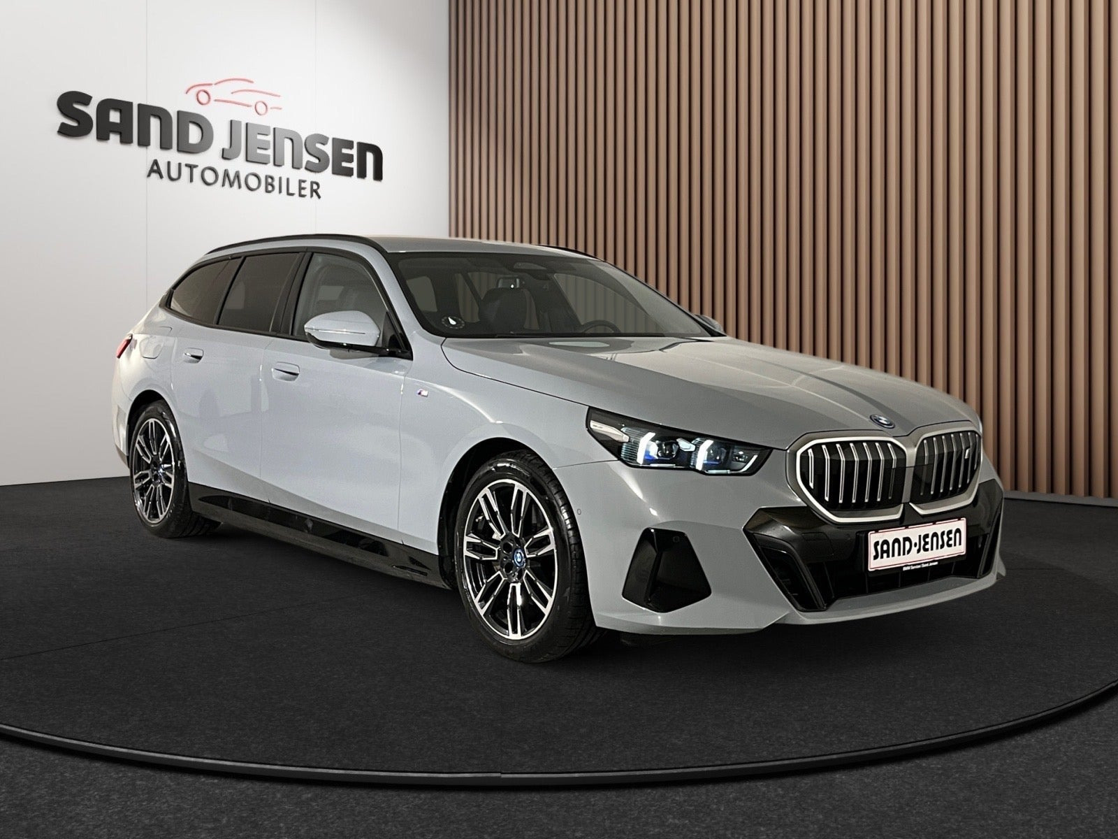 Grå BMW i5 fra 2025