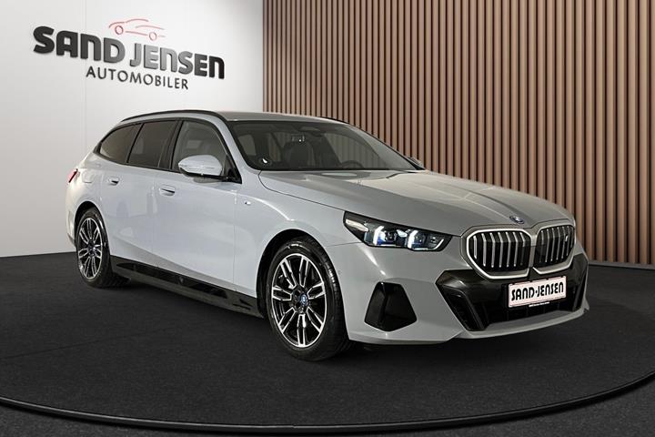 Grå BMW i5 fra 2025