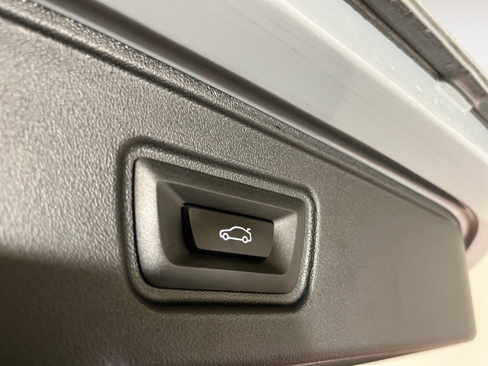 Grå BMW i5 fra 2025