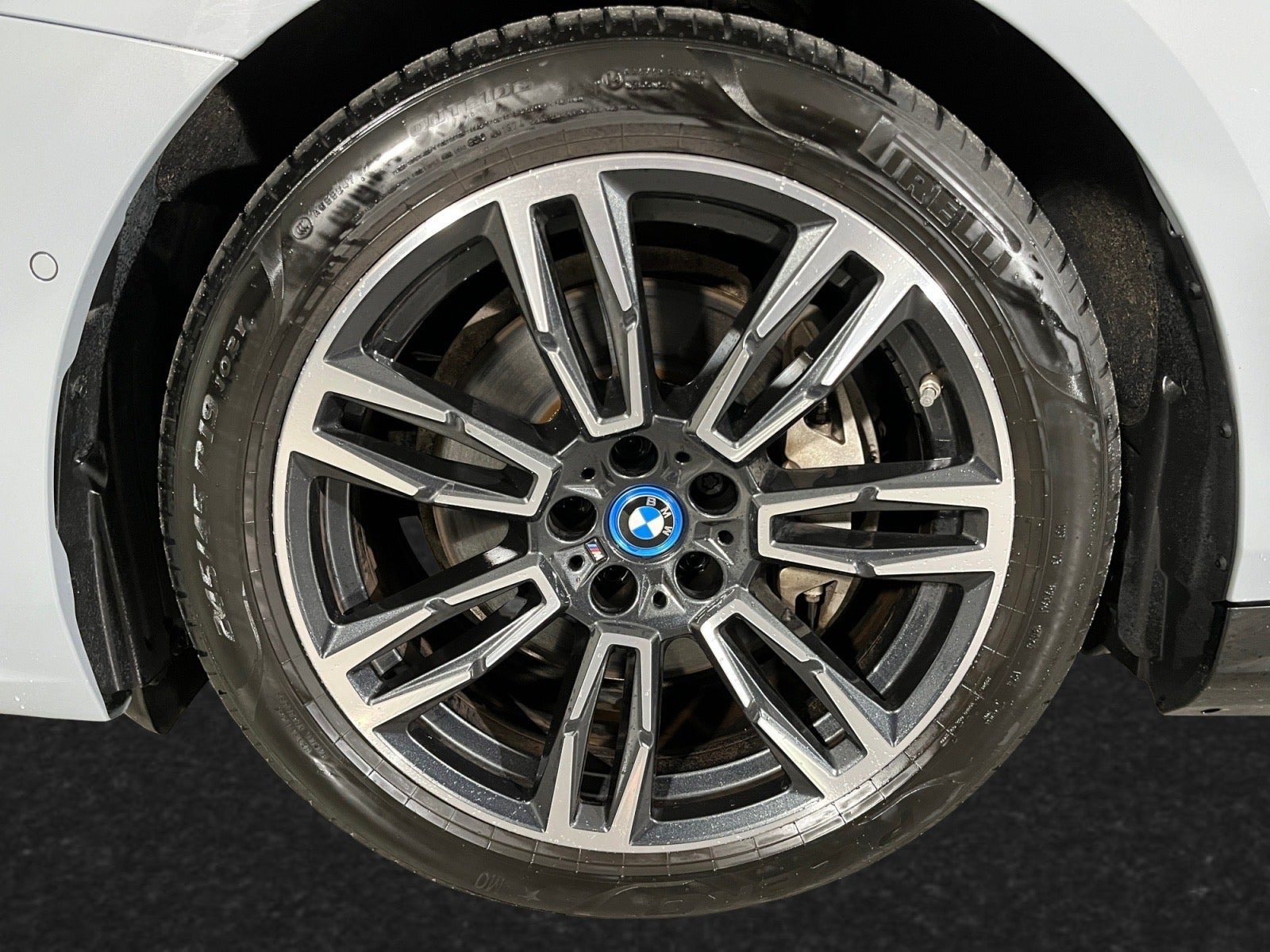 Grå BMW i5 fra 2025