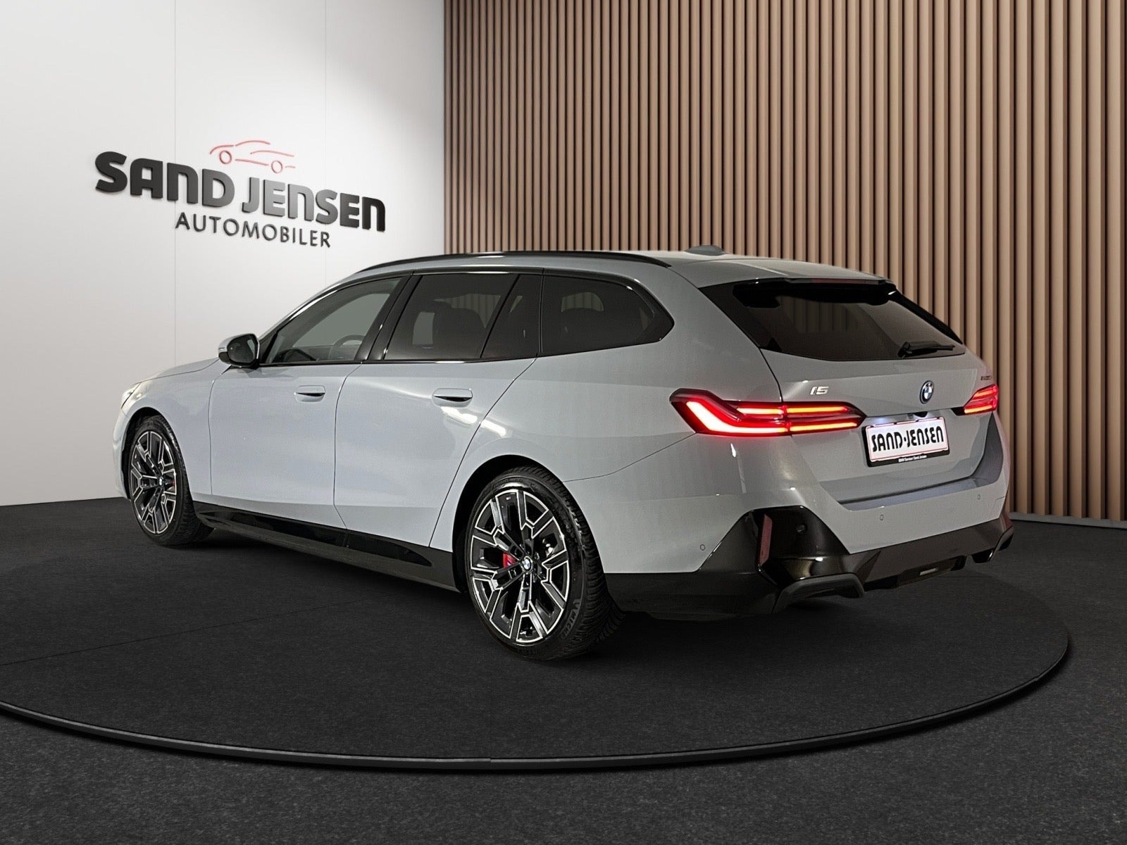 Grå BMW i5 fra 2026