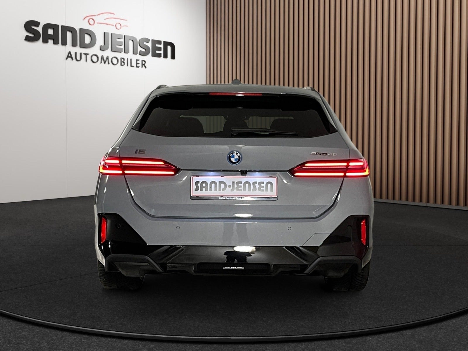 Grå BMW i5 fra 2026