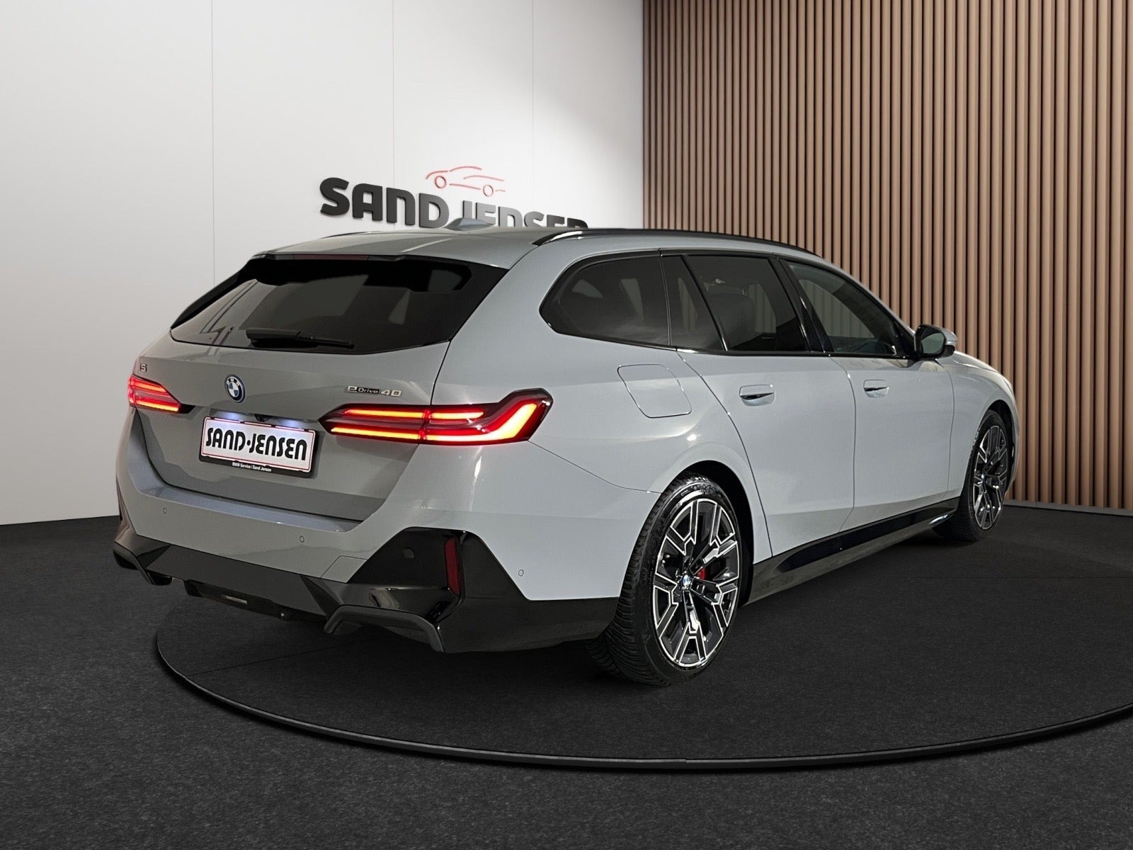 Grå BMW i5 fra 2026