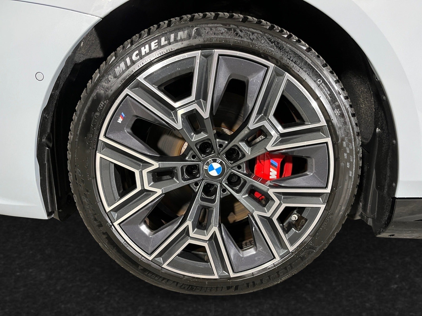Grå BMW i5 fra 2026
