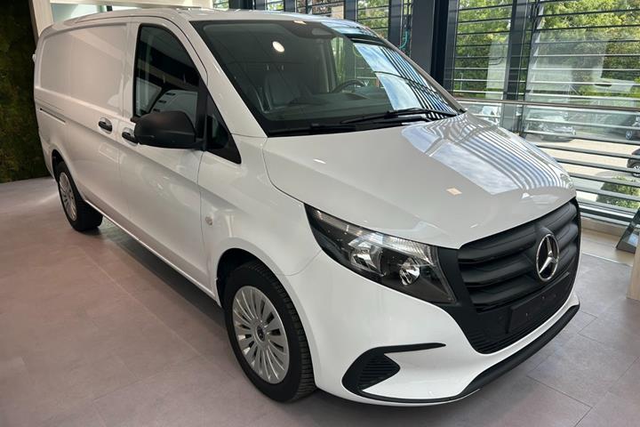 Hvid Mercedes Vito 114 fra 2024 set udefra