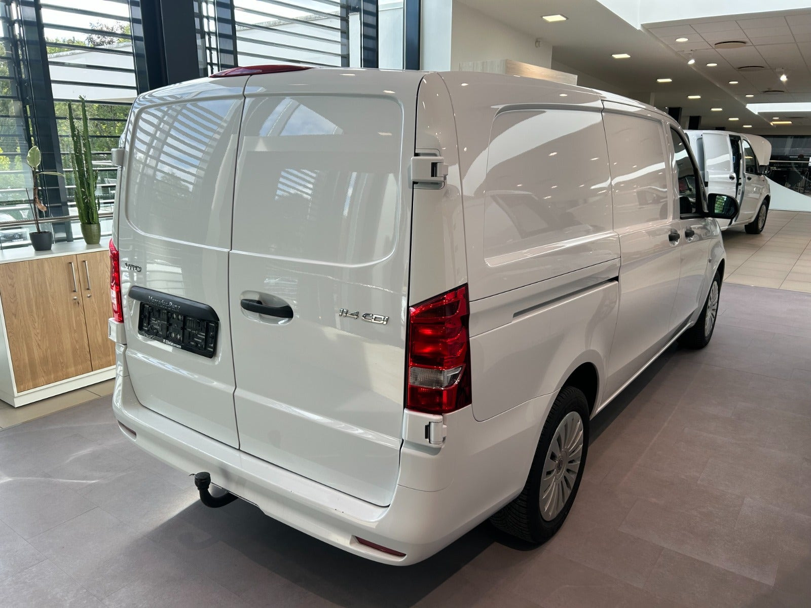 Hvid Mercedes Vito 114 fra 2024