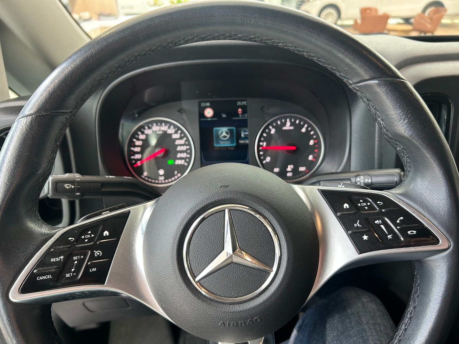 Hvid Mercedes Vito 114 fra 2024
