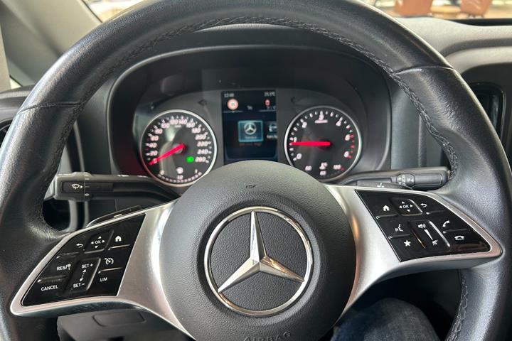Hvid Mercedes Vito 114 fra 2024