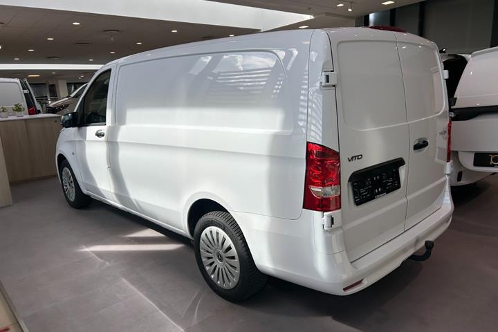 Hvid Mercedes Vito 114 fra 2024