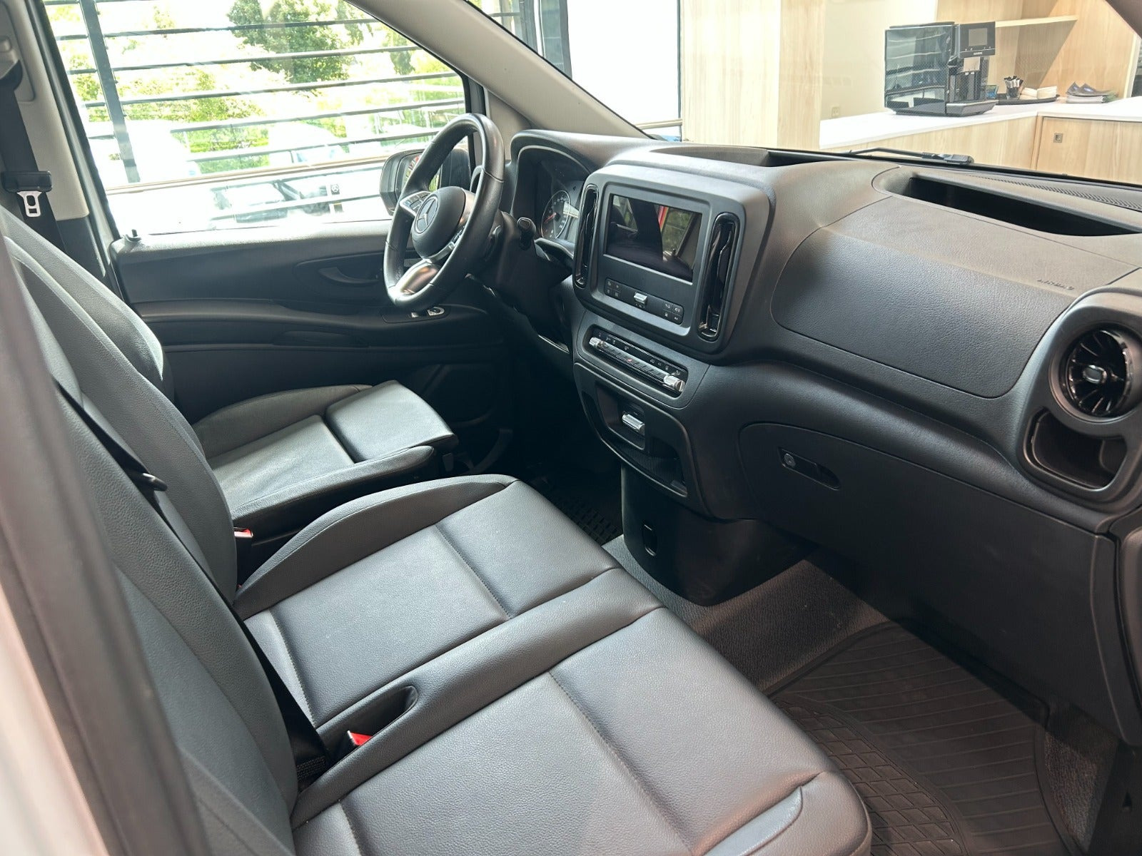 Hvid Mercedes Vito 114 fra 2024