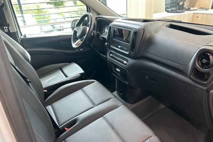 Hvid Mercedes Vito 114 fra 2024