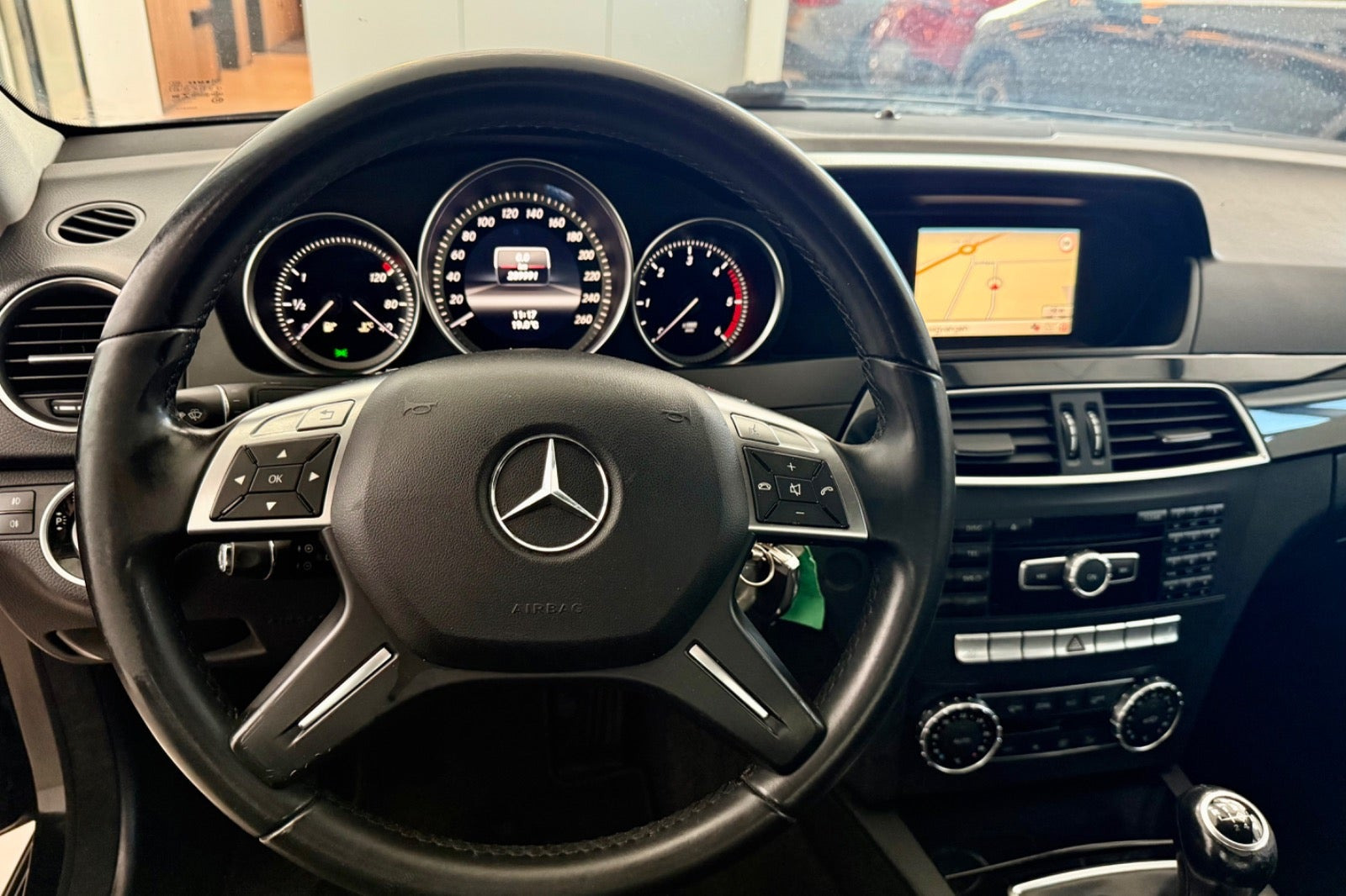 Grøn Mercedes C180 fra 2013