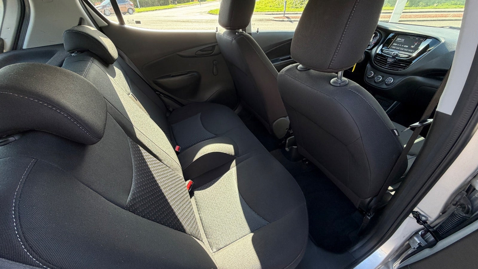 Grå Opel Karl fra 2018