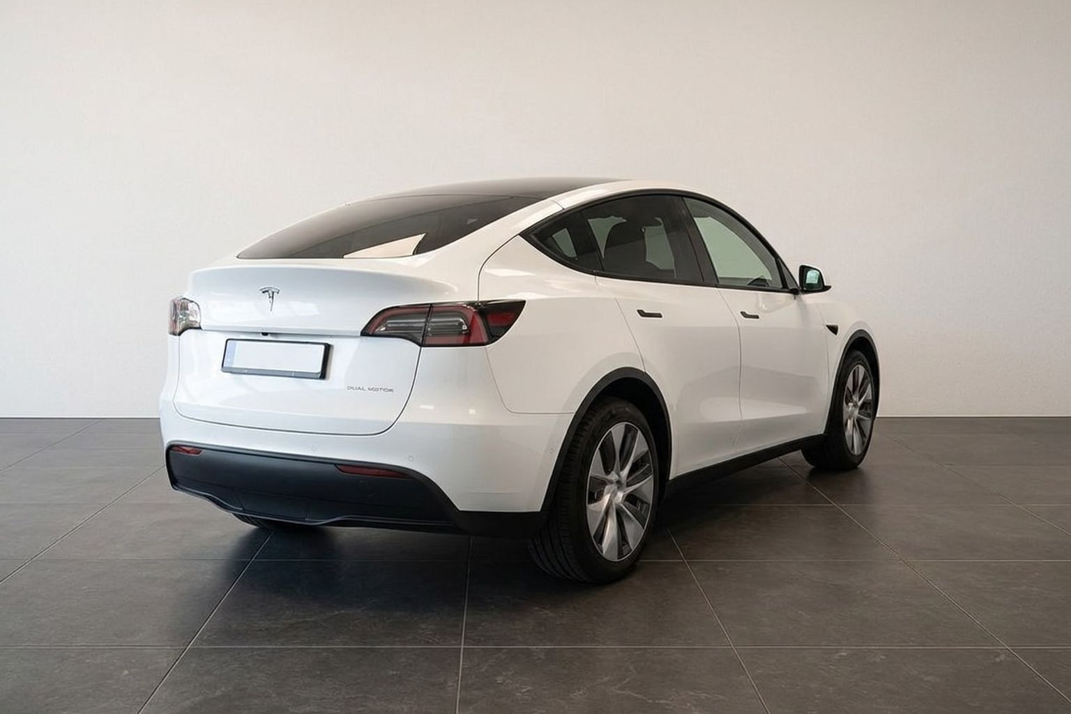 Hvid Tesla Model Y fra 2023