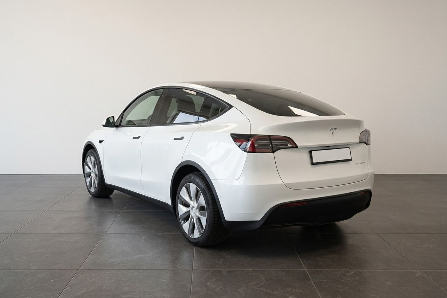 Hvid Tesla Model Y fra 2023