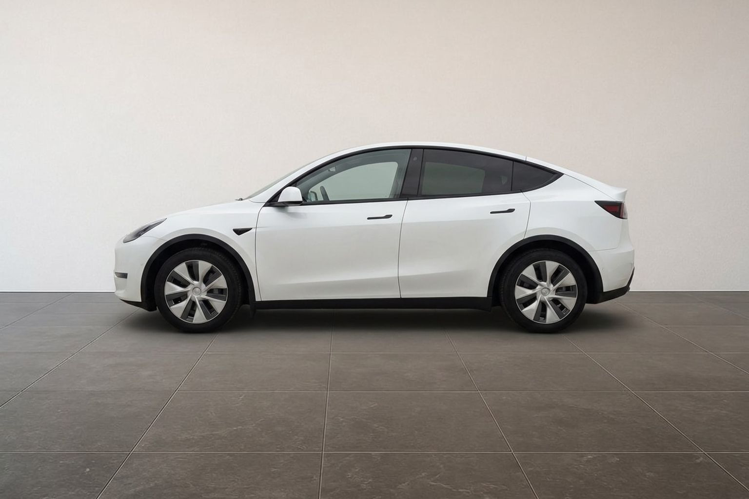Hvid Tesla Model Y fra 2023