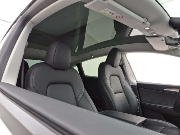 Hvid Tesla Model Y fra 2023