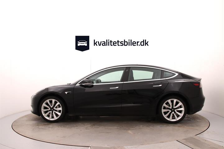 Sort Tesla Model 3 fra 2020