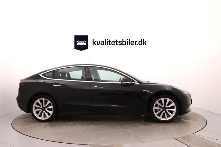Sort Tesla Model 3 fra 2020