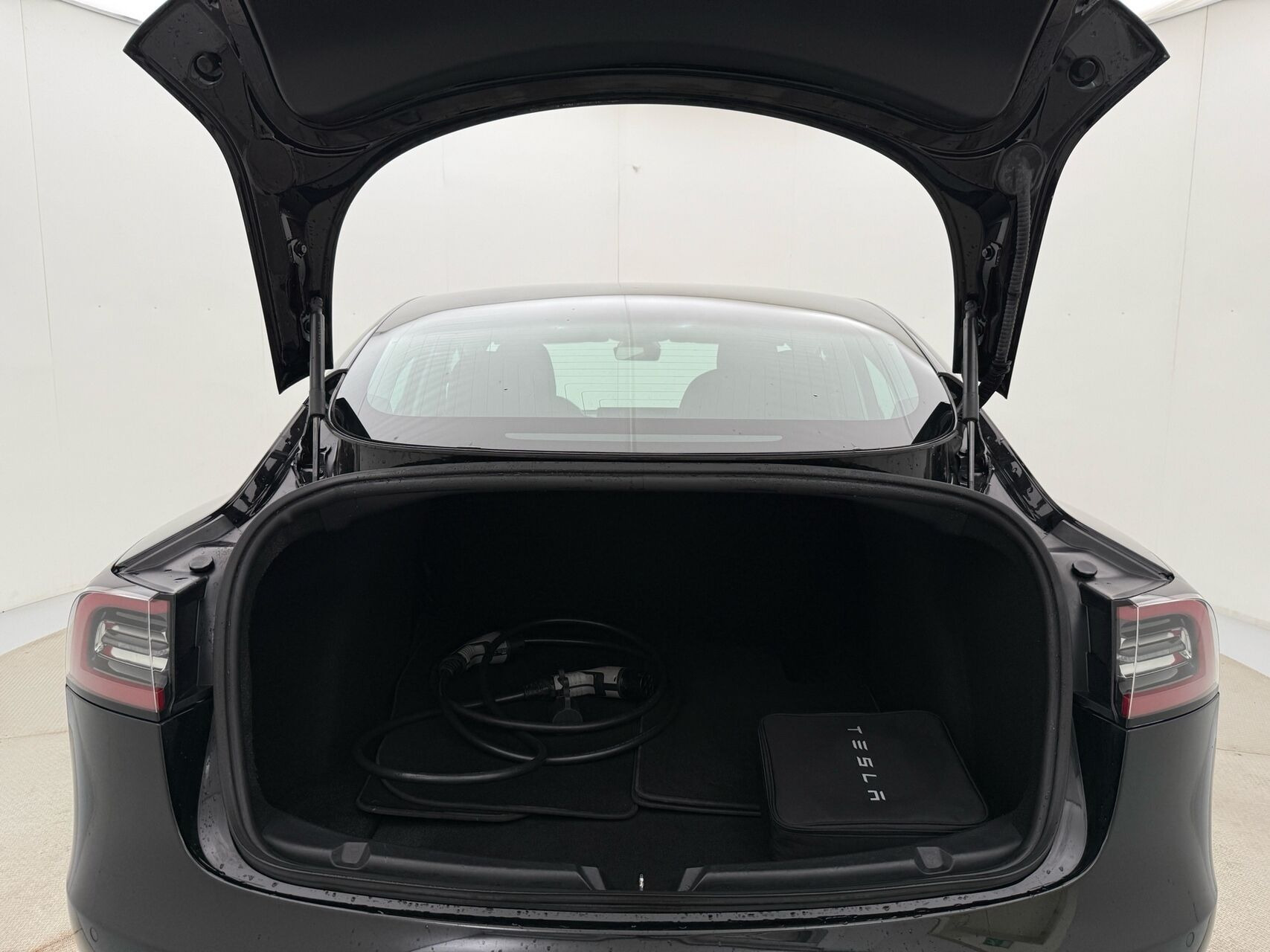 Sort Tesla Model 3 fra 2020