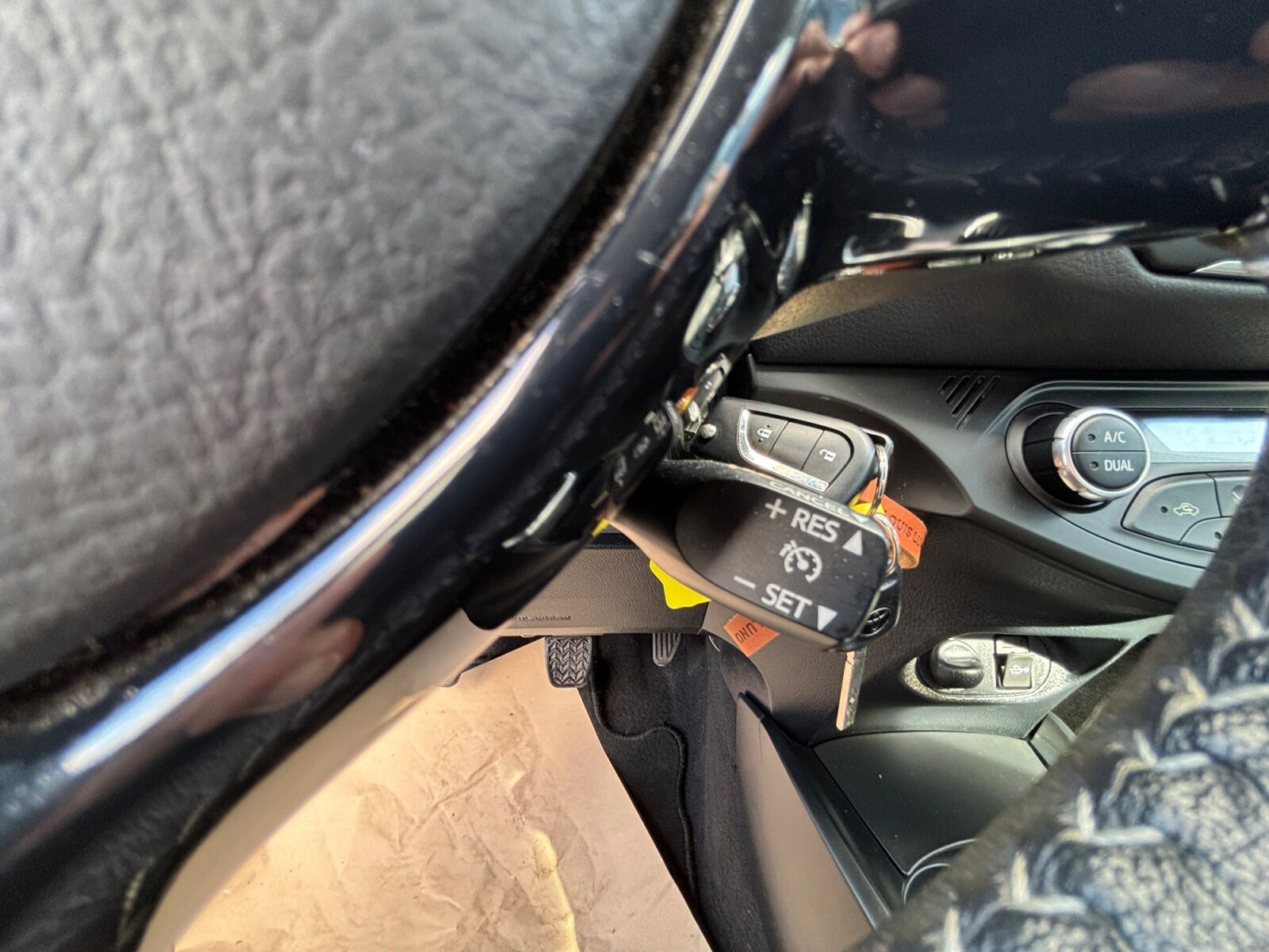 Grå Toyota Yaris fra 2019