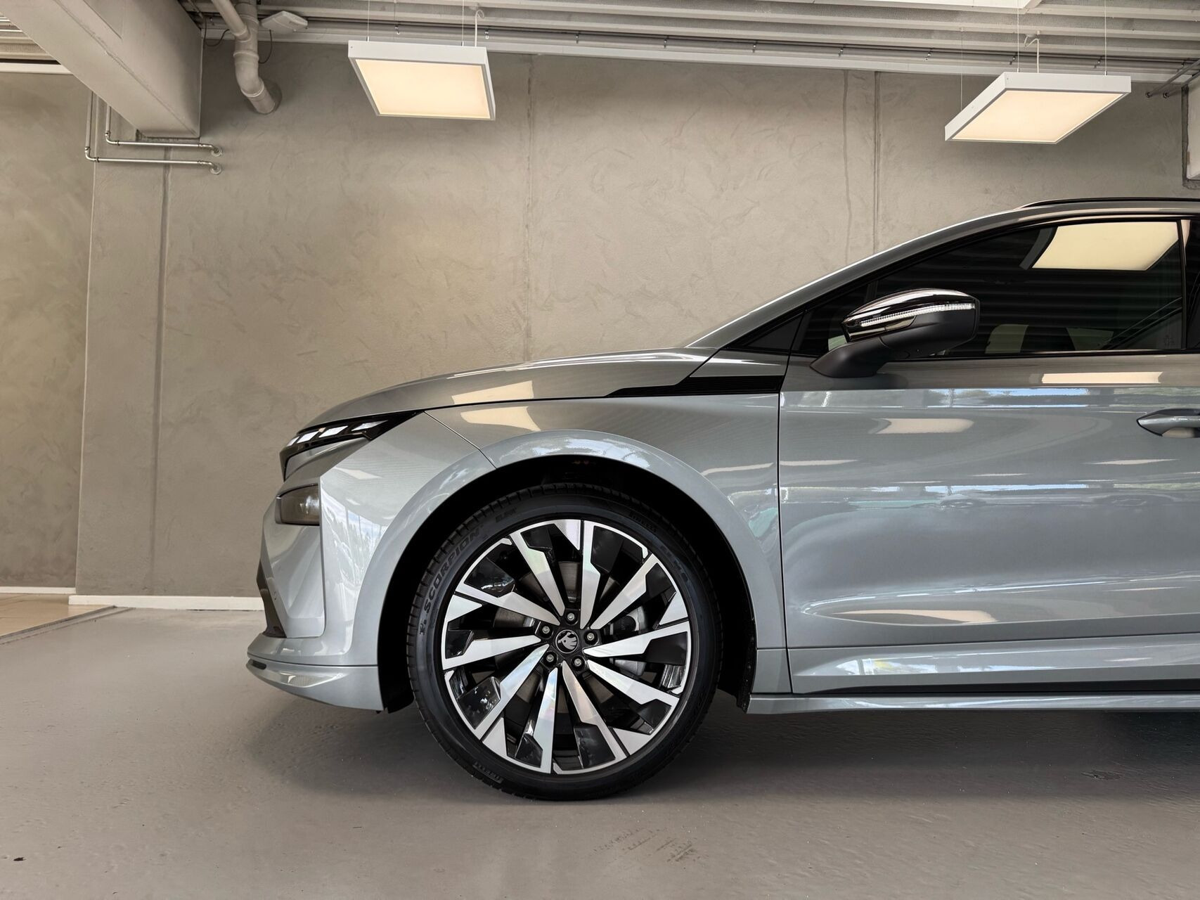 Grå Skoda Enyaq fra 2026