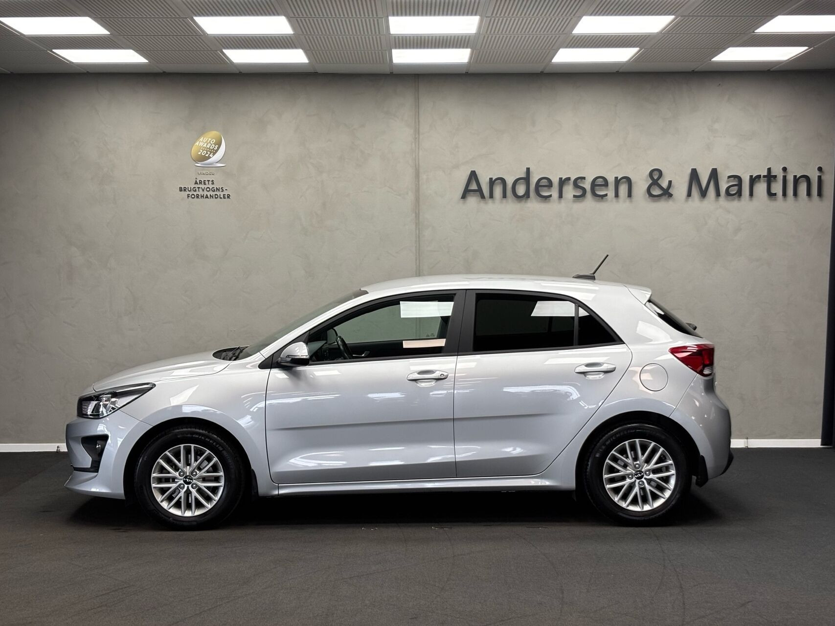 Grå Kia Rio fra 2022