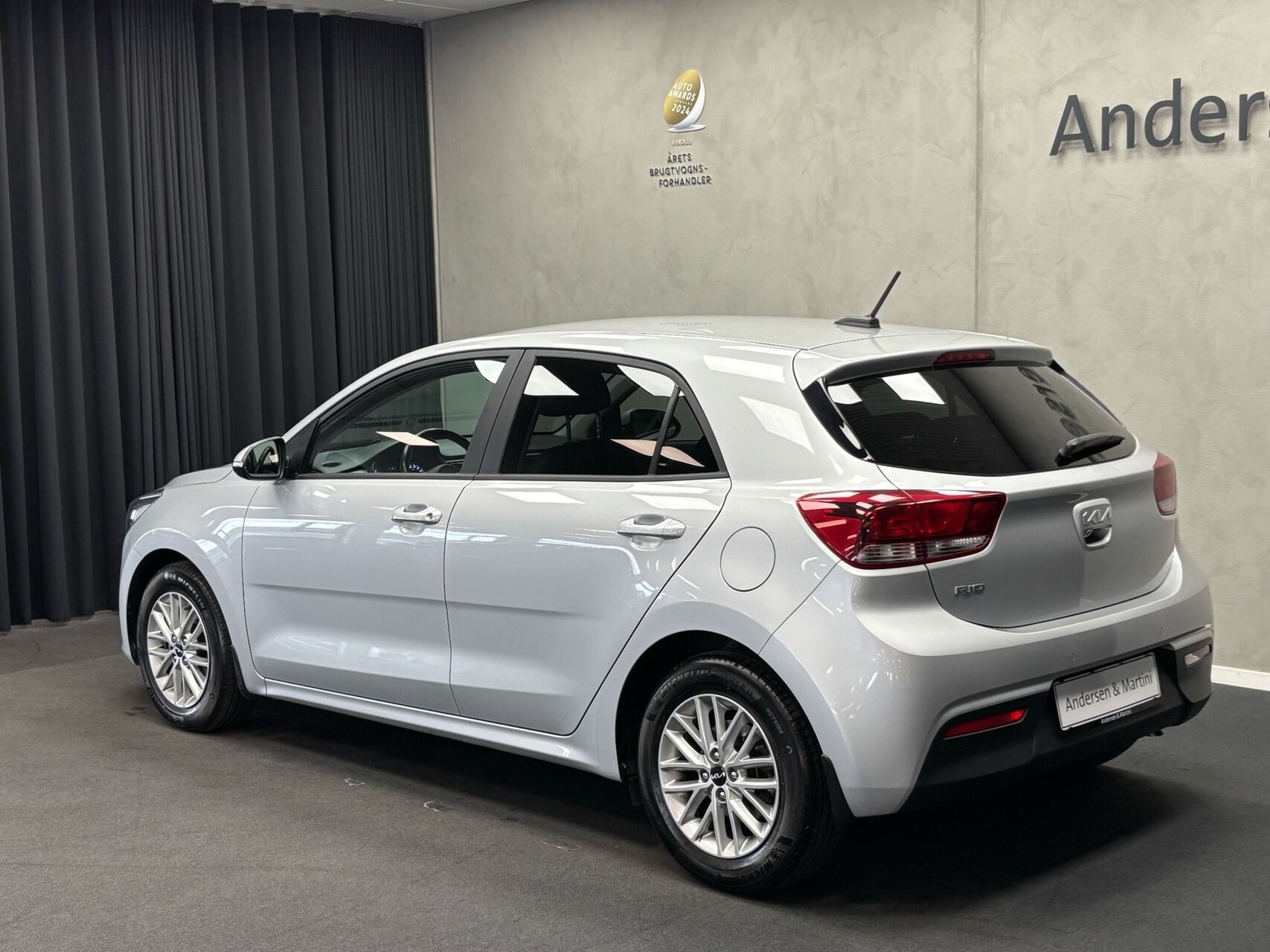 Grå Kia Rio fra 2022