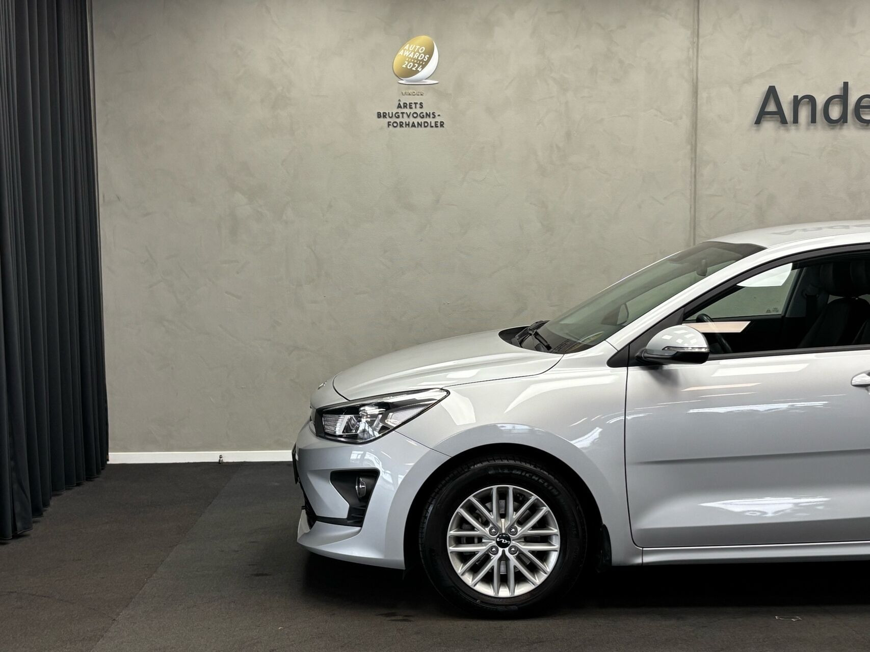 Grå Kia Rio fra 2022
