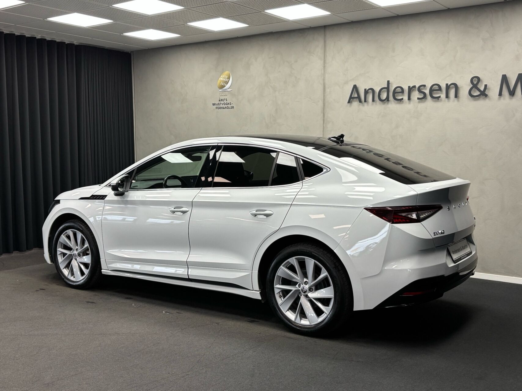 Hvid Skoda Enyaq fra 2023