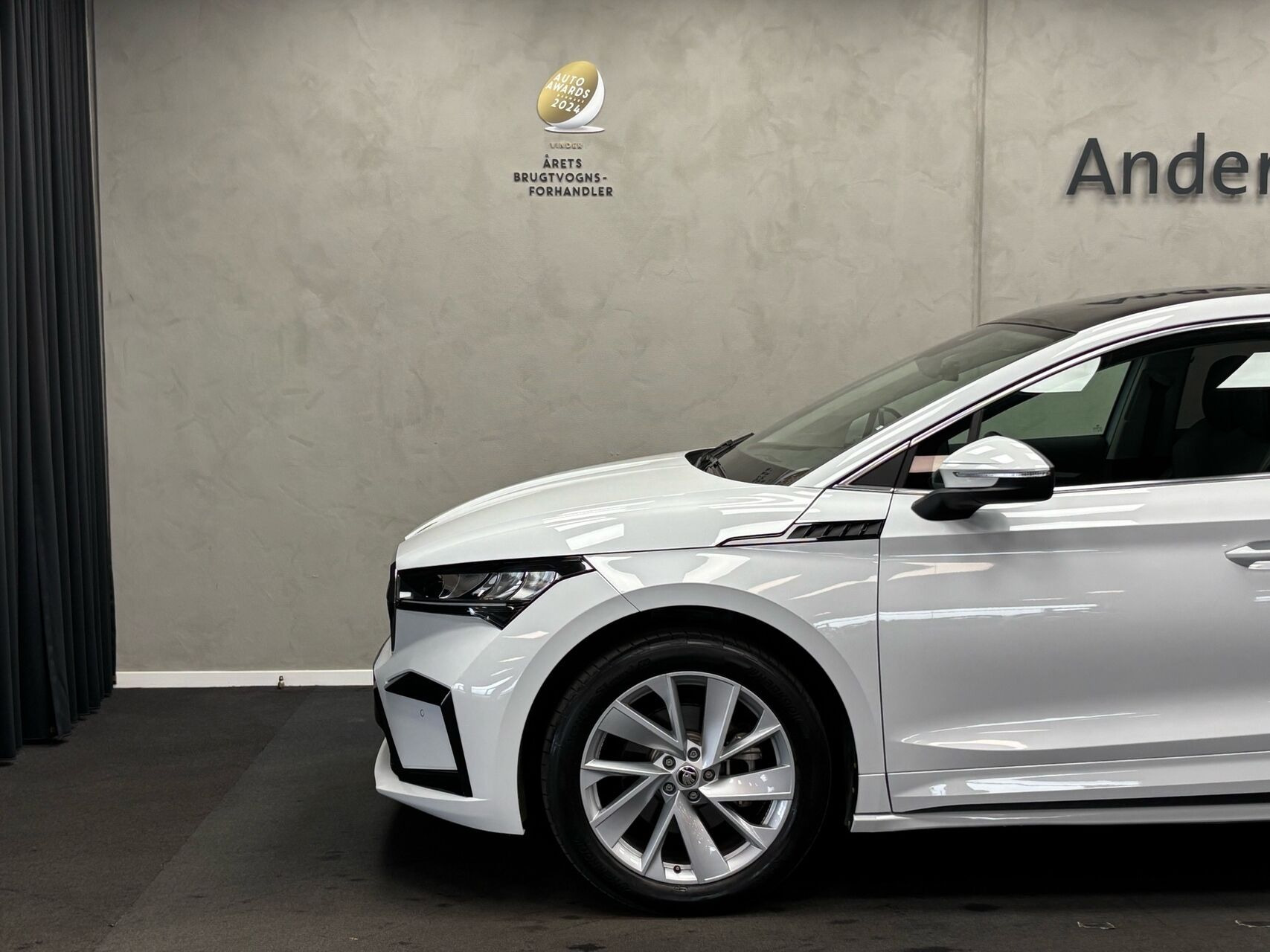 Hvid Skoda Enyaq fra 2023