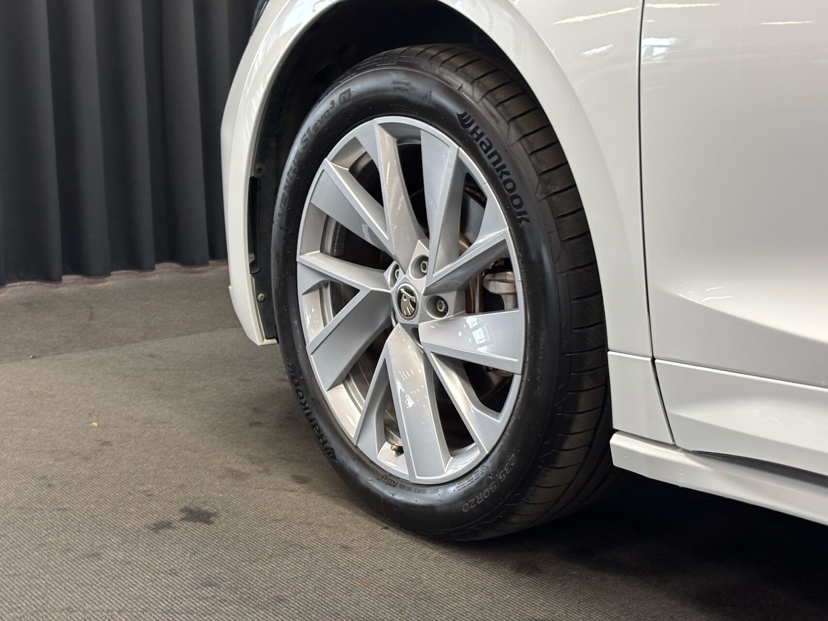 Hvid Skoda Enyaq fra 2023