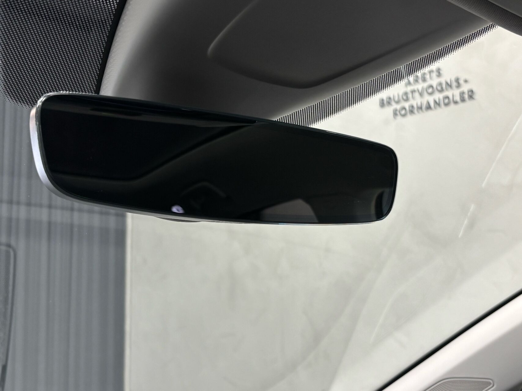 Hvid Skoda Enyaq fra 2023