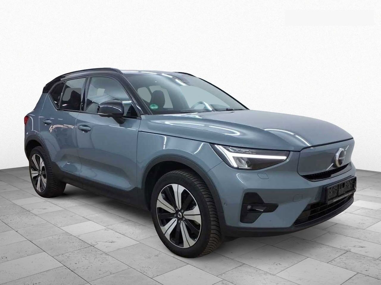 Grå Volvo XC40 fra 2023