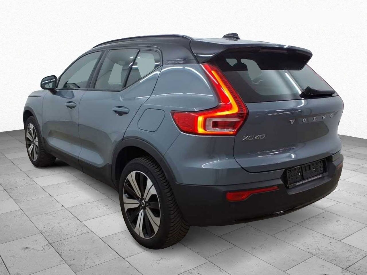 Grå Volvo XC40 fra 2023
