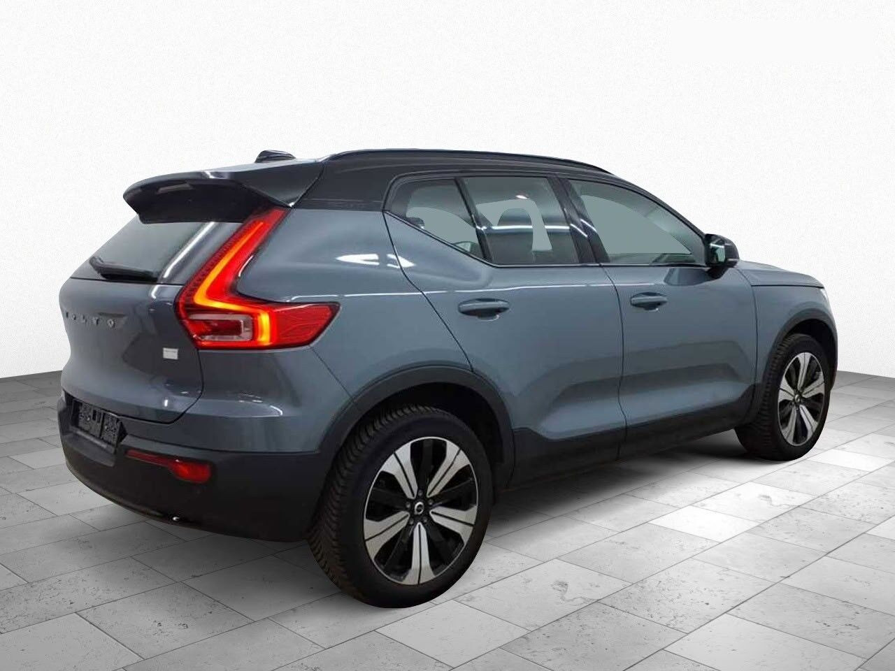Grå Volvo XC40 fra 2023