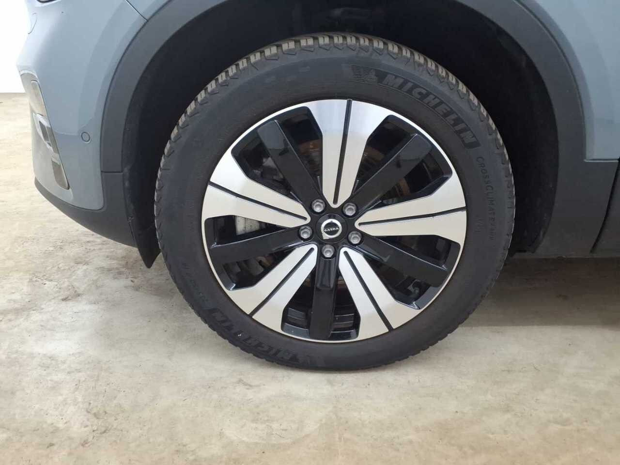 Grå Volvo XC40 fra 2023