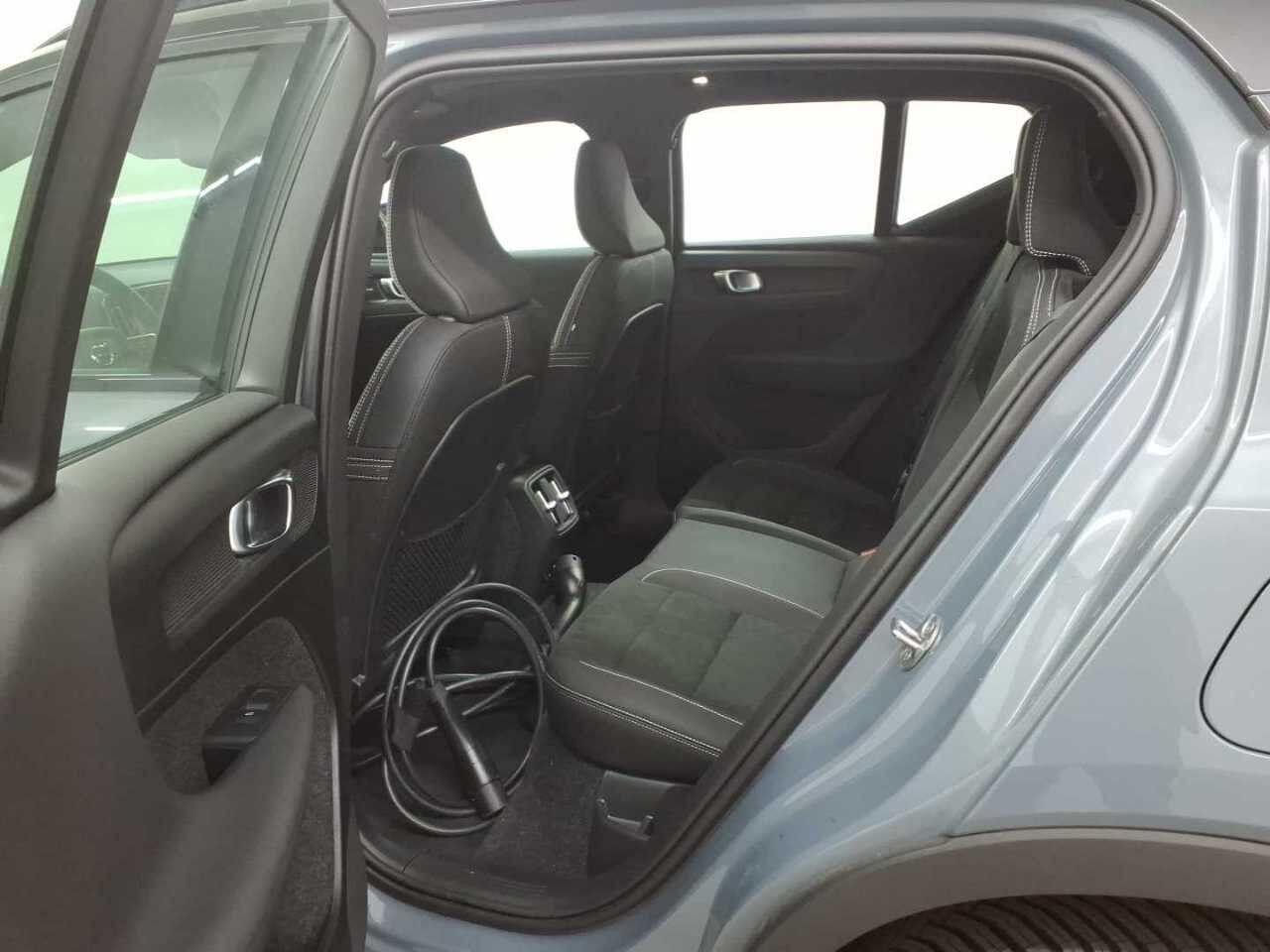 Grå Volvo XC40 fra 2023