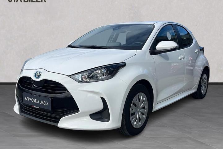 Hvid Toyota Yaris fra 2023 set udefra