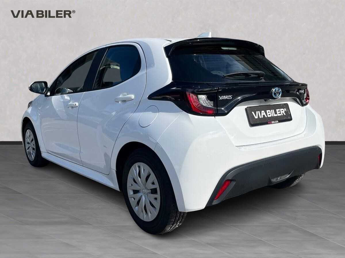 Hvid Toyota Yaris fra 2023