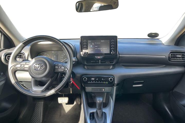Hvid Toyota Yaris fra 2023